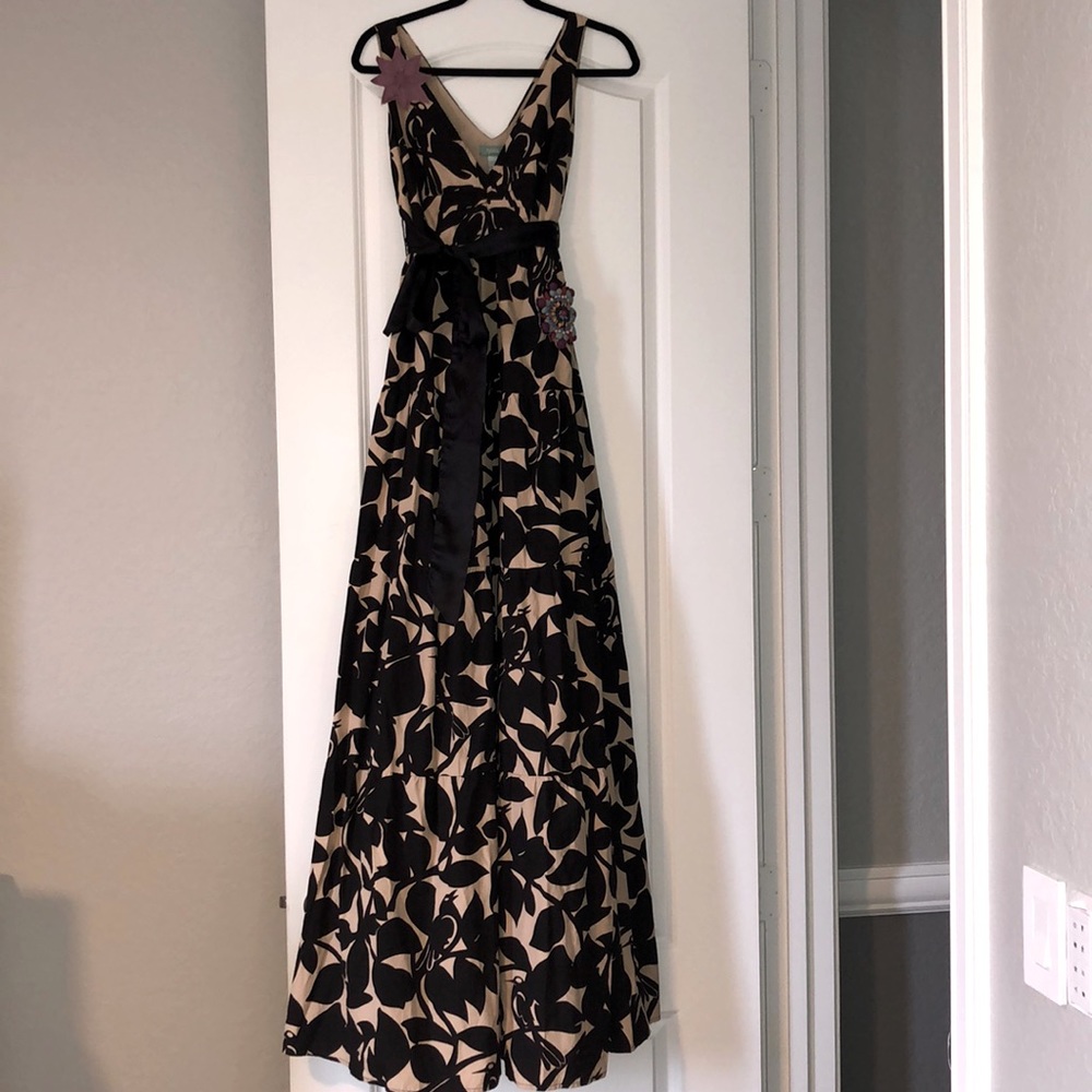 Hoss Long dress with belt and brooches